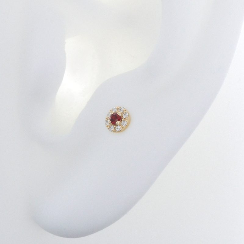 round w colored gemstone ygdiared ear